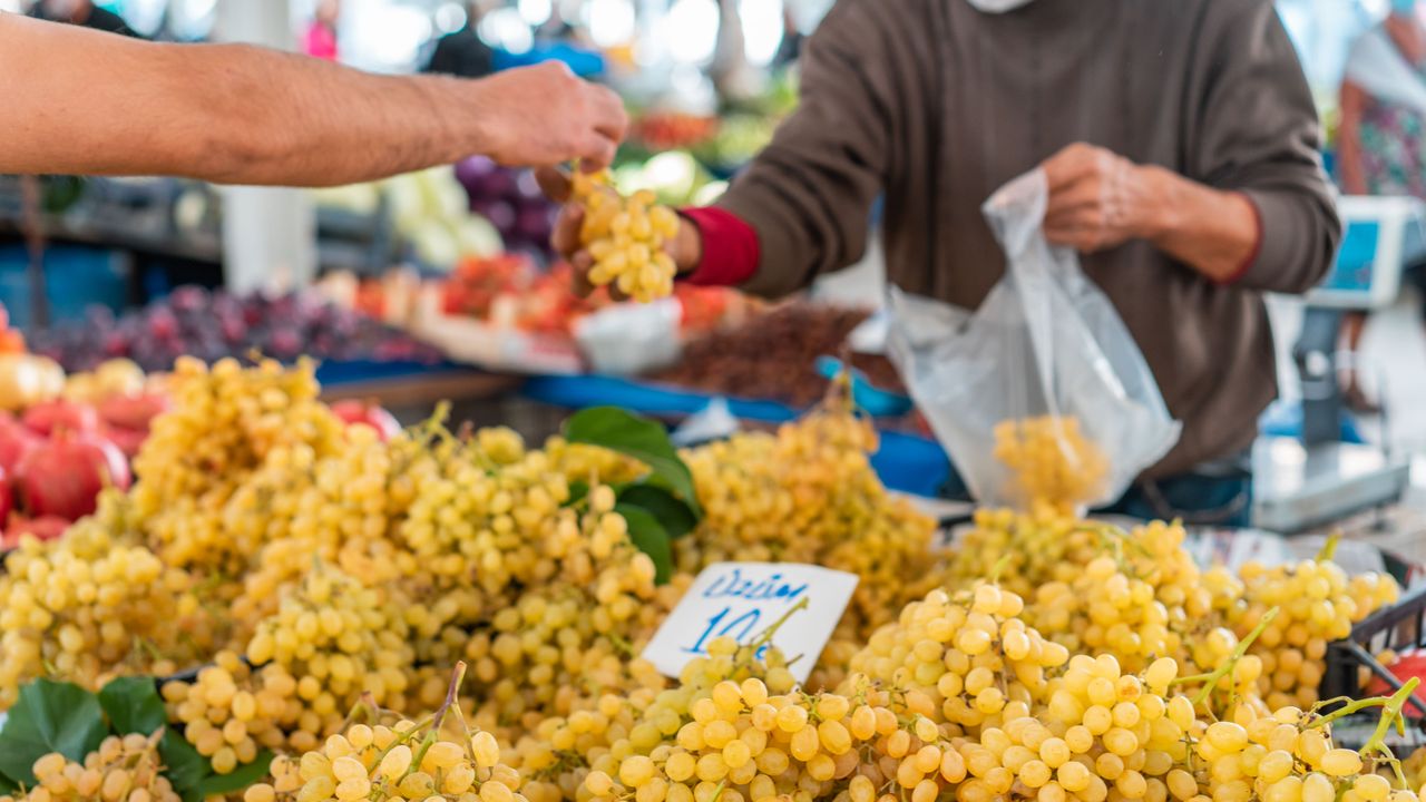 Organic market stall displaying Jeevan Organics fresh produce